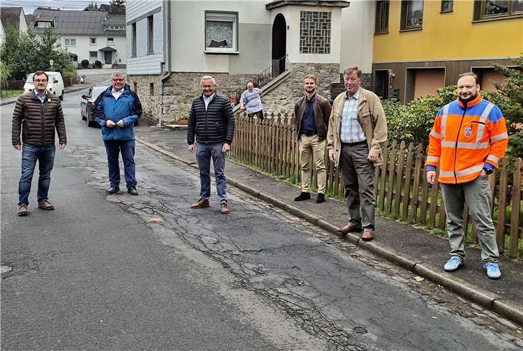 Landrat Achim Hallerbach (3.v.l.) stimmte mit Bernd Cornely vom LBM (l.), und mit 1. Kreisbeigeordnetem Michael Mahlert (2.v.l.) sowie Verbandsbürgermeister Horst Rasbach (2.v.r.) und weiteren Vertretern des LBM und der Kreisverwaltung den Maßnahmenumfang auf der K 120 ab.