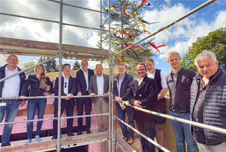 Landrat Achim Hallerbach (5. v. r.), Linzer Verbandsbürgermeister Frank Becker (3. v. r.) und Stadtbürgermeister Helmut Muthers (4. v. r.) feierten gemeinsam mit Verantwortlichen in der Führung des DRK das Richtfest der neuen DRK-Rettungswache Linz. Vom DRK waren unter anderem der Aufsichtsratsvorsitzende des DRK-Rettungsdienst gGmbH Westerwald-Neuwied-Rhein-Lahn, Ralf Seekatz, MdEP (5. v. l.), der Geschäftsführer der DRK-Rettungsdienst Rhein-Lahn-Westerwald gGmbH, Michael Schneider (1. v. l.) und Fiona Schäfer, Wachleitung der Rettungswache Linz (2. v. l.), vor Ort.Foto: Martin Boden / Kreisverwaltung Neuwied