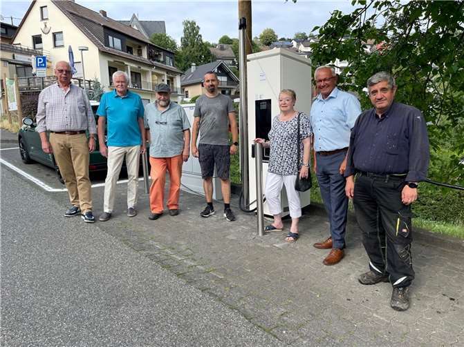 Landrat Achim Hallerbach (6.v.l.) und Ortsbürgermeister Kurt Pape (2.v.l.) haben zusammen mit weiteren Gemeinderatsmitgliedern zwei neue Schnellladestationen in Ockenfels in Betrieb genommen.  Foto: Kreisverwaltung Neuwied