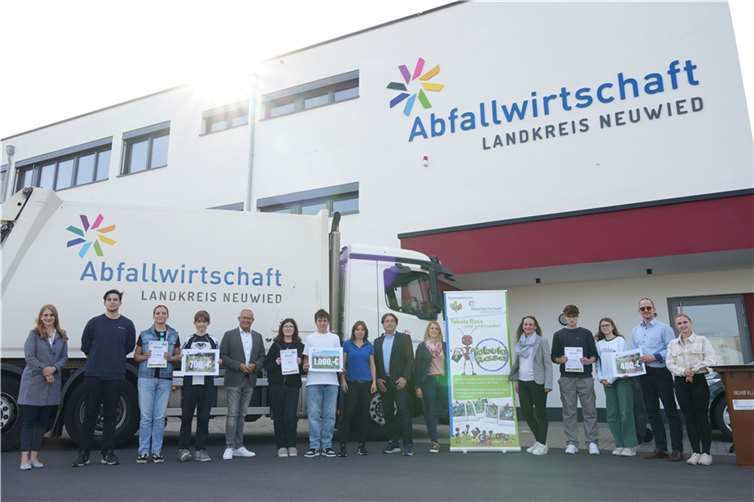 Landrat Achim Hallerbach, AöR-Vorstand Jörg Schwarz, Leiterin Öffentlichkeitsarbeit Andrea Berkholz von der Abfallwirtschaft, Klimaschutzmanagerin Janine Sieben sowie Klimaanpassungsmanagerin Angelina Zahn freuten sich mit Schülerinnen und Schülern der der preisgekrönten Sieger im Wettbewerb „Tabula Rasa“.  Foto: Martin Boden/Kreisverwaltung Neuwied