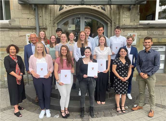 Landrat Achim Hallerbach, Ausbildungsleiterin Nesrin Uslu und die Personalratsvorsitzende Birgit Eisenhuth begrüßten die 14 neuen Kollegen und wünschten ihnen einen guten Start bei der Kreisverwaltung.  Foto: KV Neuwied/Ulf Steffenfauseweh