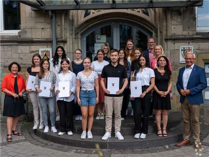 Landrat Achim Hallerbach, Ausbildungsleiterin Nesrin Uslu, Büroleiterin Diana Wonka, der 1. Kreisbeigeordnete Philipp Rasbach und Personalratsvorsitzende Birgit Eisenhuth freuten sich über 13 neue Nachwuchskräfte.  Foto: Martin Boden/Kreisverwaltung Neuwied