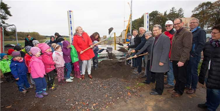 Landrat Achim Hallerbach, Bürgermeister Hans-Werner Breithausen und Ortsbürgermeisterin Birgit Haas griffen mit den Kindern zum Spaten. VG Rengsdorf-Waldbreitbach/Wolfgang Tischler