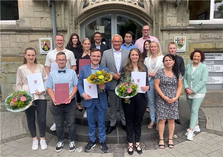 Landrat Achim Hallerbach, Büroleiterin Diana Wonka, Personalratsvorsitzende Birgit Eisenhuth und Ausbildungsleiterin Nesrin Uslu freuten sich mit den zehn erfolgreichen Absolventen, die allesamt übernommen werden. Jenny Banek und Kevin Lemgen (beide vorn in der Mitte) stachen mit besonders starken Leistungen hervor.  Foto: Kreisverwaltung Neuwied/Ulf Steffenfauseweh