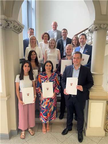 Landrat Achim Hallerbach, Büroleiterin Diana Wonka, Leitender staatlicher Beamter Martin Jung, Personalratsvorsitzende Birgit Eisenhuth und Vera Schwindenhammer (Personalmanagement) freuen sich mit den beförderten Kollegen: Christina Bickert, Rauschmbir Bilge, Julie Hermans, Samuel Neufeld, Nazmiye Ates, Marvin Banek und Stefan Henzel.  Foto: Kreisverwaltung Neuwied/Ulf Steffenfauseweh
