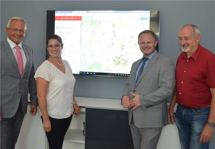 Landrat Achim Hallerbach, Gabi Schäfer, Kreisverwaltung Neuwied, Oberbürgermeister Jan Einig sowie Wolfgang Rahn, Sprecher der Steuerungsgruppe Fairtrade-Stadt Neuwied (v.l.n.r.) freuen sich über den Start der neuen Homepage.Foto: Stadt Neuwied