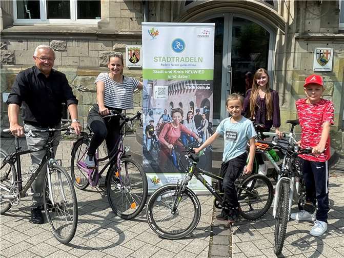 Landrat Achim Hallerbach, Klimaschutzmanagerin Janine Sieben und Klimawandelanpassungsmanagerin Angelina Zahn rufen zur Teilnahme am Stadtradeln auf.  Foto: KV Neuwied/Ulf Steffenfauseweh