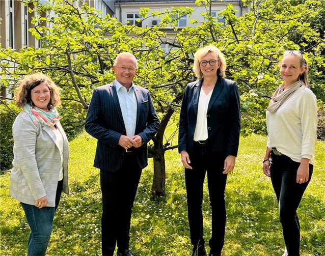 Landrat Achim Hallerbach, Kreis-Klimaschutzmanagerin Janine Sieben (rechts) und Gabi Schäfer von der Stabsstelle „Umwelt, Klima, Energie“ der Kreisverwaltung freuen sich auf die Zusammenarbeit mit Regionalreferentin Sabine Schneider. Foto: Kreisverwaltung Neuwied