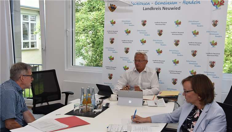 Landrat Achim Hallerbach (Mitte) im Gespräch mitKerstin Schwanbeck-Stephan (rechts) und Ingo Becker(beide Kreisverwaltung Neuwied) während der Teilnahmeam Webinar, in dem die 22 Landkreise in einem digitalenInformationsworkshop bundesweit zusammengeschaltet waren.