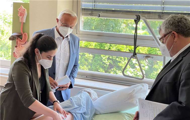 Landrat Achim Hallerbach (Mitte) und 1. Kreisbeigeordneter Michael Mahlert informierten sich über den aktuellen Zustand in der Alice-Salomon-Schule und ließen sich vom neuen Raumkonzept des Kollegiums überzeugen. Quelle: Kreisverwaltung