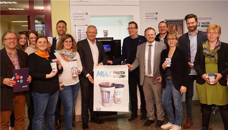 Landrat Achim Hallerbach, OB Jan Einig unddie Kooperationspartner präsentierten den Neuwied-Becher. Fotos: FF