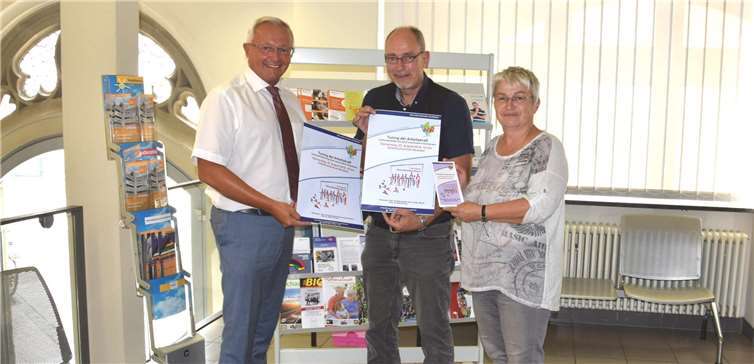 Landrat Achim Hallerbach, Psychiatriekoordinator Dr. Ulrich Kettler und die Gleichstellungsbeauftragten Doris Eyl-Müller werben auch in der Kreisverwaltung für die Gesundheitskonferenz zum Thema „Leistungssteigerung durch psychoaktive Substanzen“.Kreisverwaltung