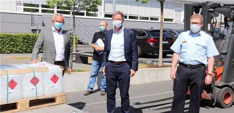 Landrat Achim Hallerbach, René Fallait, Leiter der Abteilung Arbeitssicherheit und Umweltschutz bei Lohmann,Lohmann-CEO Dr. Jörg Pohlmann und Kreisfeuerwehrinspekteur Holger Kurz (v.l.) überzeugen sich aufdem Lohmann-Betriebsgelände von der ordnungsgemäßen Verladung der Gebinde mit dem Desinfektionsmittel.