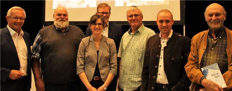 Landrat Achim Hallerbach, Ulrich Schreiber vom Winzer- und Bauernverband, Barbara Friemel vom MUEEF, Werner Neumann vom Landesverband der Schaf- u Ziegenhalter, Michael Proca vom Landesjagdverband RLP und Wolfsexperte Ulrich Wotschikowsky. Fotos: KBL