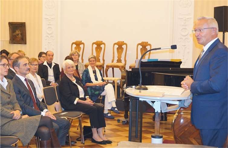 Landrat Achim Hallerbach begab sich mit dem Publikum, darunter Nachfahren von Landräten und Museumsleitern, auf Zeitreise.
