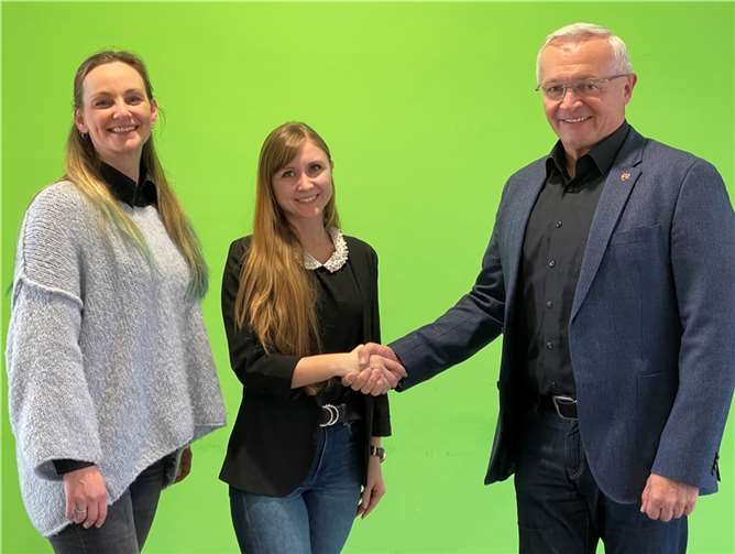 Landrat Achim Hallerbach begrüßt Angelina Zahn als neue Klimawandelanpassungsmanagerin des Kreis Neuwied. Sie wird künftig mit Klimaschutzmanagerin Janine Sieben in der Stabsstelle „Klima, Energie, Umwelt“ zusammenarbeiten.  Foto: Kreisverwaltung Neuwied/Ulf Steffenfauseweh