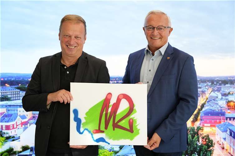 Landrat Achim Hallerbach begrüßt Thomas Herschbach als neuen Pressesprecher der Kreisverwaltung Neuwied.  Foto: Martin Boden