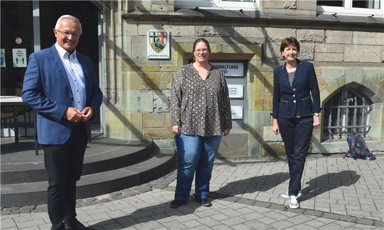 Landrat Achim Hallerbach begrüßt die neue Psychiatriekoordinatorin Verena Bruchof (Mitte). Mit Verena Bruchof wird die erfolgreiche Arbeit der Psychiatriekoordination des Landkreises Neuwied fortgesetzt, ist sich Landrat Achim Hallerbach nach dem ersten Treffen mit der Sozialwissenschaftlerin sicher. Rechts: die leitende Regierungsdirektorin Hildegard Person-Fensch, zuständige Dezernentin für das Gesundheitsamt sowie die Psychiatriekoordinationsstelle.Foto: Kreisverwaltung