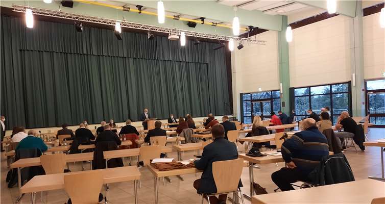 Landrat Achim Hallerbach begrüßte die Kreistagsmitglieder im Forum Vettelschoß.Foto: HE