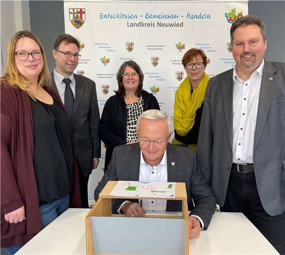 Landrat Achim Hallerbach (beim Test) sowie (von links) Kreis-Psychiatriekoordinatorin Verena Bruchof, Gesundheitsamts-Dezernent Martin Jung, Allianz-Koordinatorin Ulla Müller, Rita Hoffmann-Roth von der Gesundheitsförderung des Kreises und Asbachs Bürgermeister Michael Christ.  Foto: Kreisverwaltung Neuwied