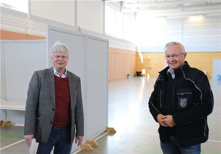 Landrat Achim Hallerbach besichtigt mit dem Beauftragten der VG Bad Hönningen, Reiner W. Schmitz den Aufbau in der Sprudelhalle. Fotos: TEL Kreis Neuwied