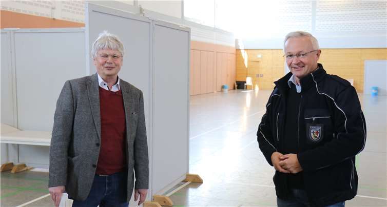 Landrat Achim Hallerbach besichtigt mit dem Beauftragten der VG Bad Hönningen, Reiner W. Schmitz den Aufbau in der Sprudelhalle. Foto: Presseteam TEL Landkreis Neuwied