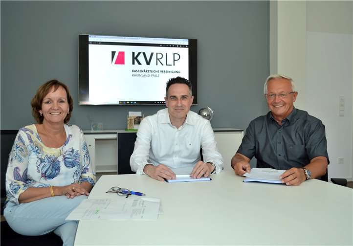 Landrat Achim Hallerbach besprach die Situation im Landkreis Neuwied mit Arkadius Adamczyk von der Beratungsstelle Kommunen bei der Kassenärztlichen Vereinigung Rheinland-Pfalz und mit Kerstin Schwanbeck-Stephan, Persönliche Referentin des Landrats.Foto: Kreis Neuwied