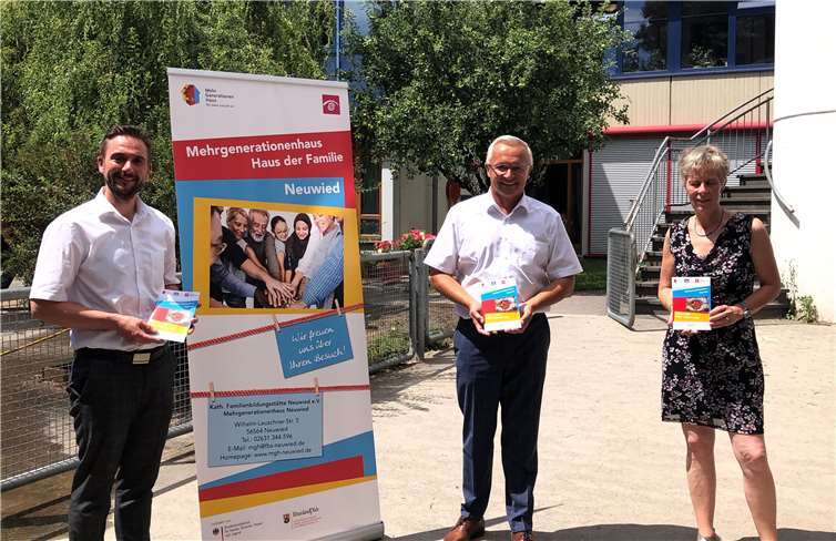 Landrat Achim Hallerbach besucht das Mehrgenerationenhaus Neuwied und sagt im Gespräch mit Geschäftsführer Nils Zimmermann und Projektleiterin Bea Röder-Simon weiterhin finanzielle Unterstützung zu. Foto: privat