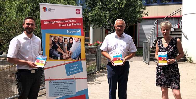 Landrat Achim Hallerbach besucht das Mehrgenerationenhaus Neuwied und sagt im Gespräch mit Geschäftsführer Nils Zimmermann und Projektleiterin Bea Röder-Simon weiterhin finanzielle Förderung zu.Foto: Kreisverwaltung