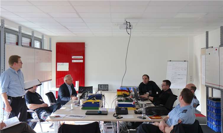 Landrat Achim Hallerbach betonte in der abendlichen Lagebesprechung nochmals den Ernst der aktuellen Situation und wies auch auf die aktuellen Allgemeinverfügungen des Landes Rheinland-Pfalz hin, die ab Mitternacht (17./18.3.) nun in Kraft treten.Foto: Kreis Neuwied