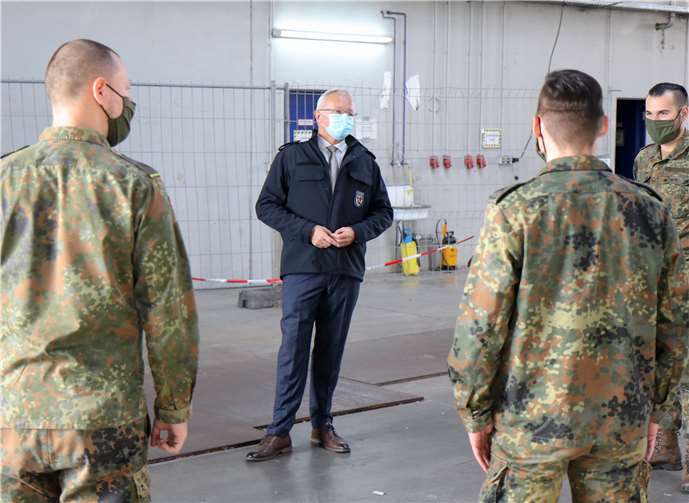 Landrat Achim Hallerbach dankt den Soldatinnen und Soldaten für den Einsatz in Neuwied.