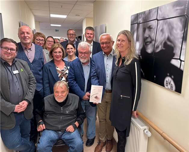 Landrat Achim Hallerbach dankte bei der Vernissage auch der Fotografin Doris Kohlhas sowie Dr. Klaus Peter Weber und Werner Krell vom Verein „In Würde alt werden“ für eine beeindruckende Ausstellung.  Foto: Thomas Herschbach