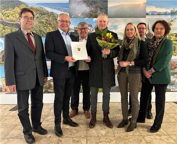 Landrat Achim Hallerbach, der 1. Kreisbeigeordnete Michael Mahlert, der Leitende Staatliche Beamte Martin Jung, Büroleiterin Diana Wonka und der Referatsleiter Personalmanagement, Oliver Honnef, sowie die Personalratsvorsitzende Birgit Eisenhuth verabschiedeten Heinz Frensch mit lobenden Worten in den Ruhestand.  Foto: Thomas Herschbach