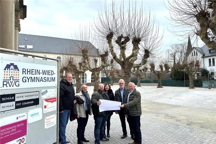 Landrat Achim Hallerbach, der 1. Kreisbeigeordnete Phillip Rasbach und Martin Wagner vom Kreis-Immobilienmanagement machten sich gemeinsam mit Schulleiter Helmut Zender und der stellvertretenden Schulleiterin Christine Hahn ein Bild von der klimafreundlichen Umwandlung des RWG-Schulhofs. 