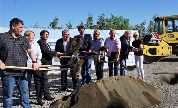 Landrat Achim Hallerbach, der Erste Kreisbeigeordnete Michael Mahlert, Beigeordnete Birgit Haas und die zuständigen Kollegen aus der Kreisverwaltung beim Spatenstich.FF