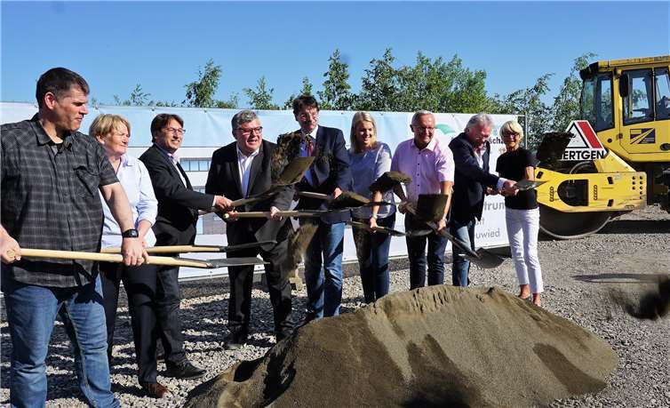 Landrat Achim Hallerbach, der Erste Kreisbeigeordnete Michael Mahlert, Beigeordnete Birgit Haas und die zuständigen Kollegen aus der Kreisverwaltung beim Spatenstich.FF