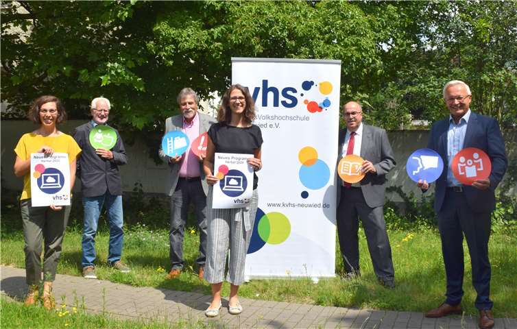 Landrat Achim Hallerbach, der Vorstand und die Geschäftsstelle präsentieren das Herbstprogramm der KreisVolkshochschule Neuwied. Foto: Kreisverwaltung Neuwied