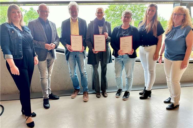 Landrat Achim Hallerbach ehrte in Gegenwart von Kreisjugendpflegerin Simone Höhner (links) und Ulrike Proft, Fachteamleiterin Ambulante Kinder- und Jugendhilfe Caritasverband Rhein-Wied-Sieg e.V. und Olga Scott (Caritasverband Rhein-Wied-Sieg, von rechts) Heidrun Kaß (Lernpatin an der Grundschule Vettelschoß) für zehn Jahre Engagement sowie Tirzah Gutwein (Lernpatin Grundschule Rengsdorf) und Frank Schmickler (Lernpate an der Grundschule Bad Hönnigen) für jeweils fünf Jahre pädagogisches Wirken.