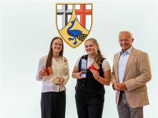Landrat Achim Hallerbach empfing mit Miah Bein aus Linkenbach (Mitte) und Maggie Dückmann aus Neuwied-Irlich (links) das HipHop-Weltmeisterinnen-Duo M&M aus Neuwied. Als Zeichen der Anerkennung überreichte der Landrat den beiden eine Stele mit Widmung für besondere sportliche Leistungen.Foto: Martin Boden / Kreisverwaltung Neuwied