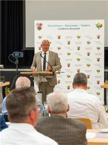 Landrat Achim Hallerbach eröffnete die Konstituierende Sitzung des Kreistages Neuwied der Wahlperiode 2024 bis 2029 in der Wiedparkhalle von Neustadt/Wied und rief die Mitglieder bei allen politischen Unterschieden zu einem weiterhin respektvollen Umgang im demokratischen Diskurs auf.  Foto: Martin Boden / Kreisverwaltung Neuwied