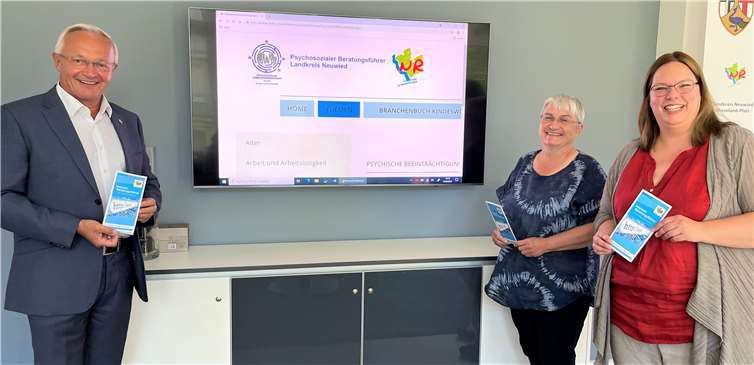 Landrat Achim Hallerbach freut sich, dass Doris Eyl-Müller (Mitte) und Verena Bruchof den digitalen Beratungsführer überarbeitet und optimiert haben.Quelle: Kreis Neuwied
