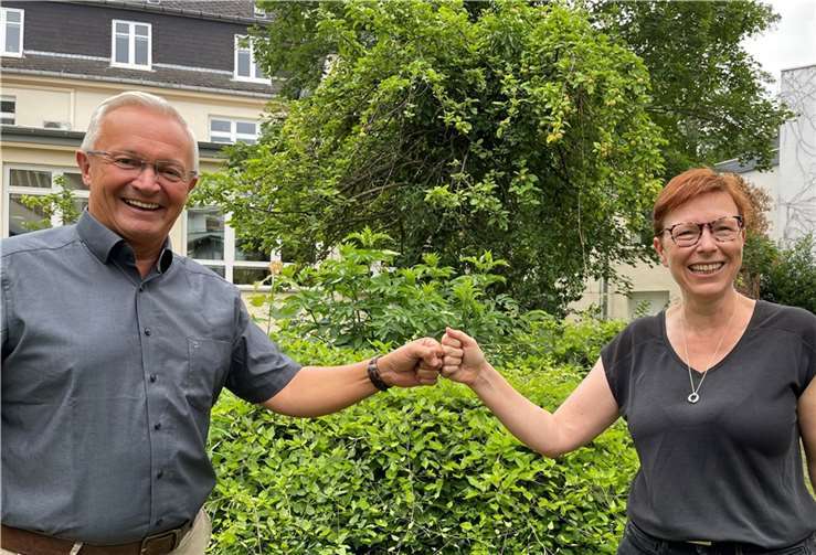 Landrat Achim Hallerbach freut sich, dass Rita Hoffmann-Roth aus dem Gesundheitsamt der Kreisverwaltung jetzt als neue Koordinatorin „Gesundheitsförderung und Prävention“ loslegen kann.Foto: Kreisverwaltung Neuwied