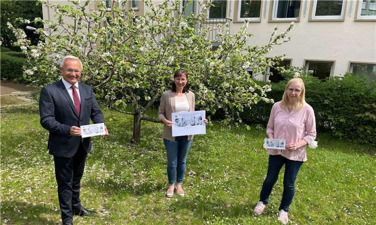 Landrat Achim Hallerbach freut sich, dass jungen Eltern im Kreis Neuwied mit Daniela Kiefer (Mitte) und Michaela Wingen zwei kompetente Ansprechpartnerinnen zur Verfügung stehen, die frühzeitig beraten und damit verhindern können, dass sich Probleme verfestigen.Kreisverwaltung