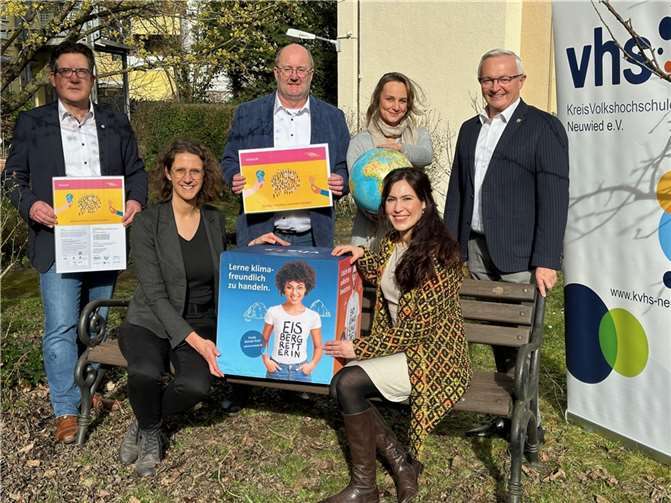 Landrat Achim Hallerbach freut sich gemeinsam mit Klimaschutzmanagerin Janine Sieben, Kursleiter Wilfried Hausmann, dem Linzer Verbandsbürgermeister Frank Becker (v.re.) sowie Cecilia Vargas Arias, Leiterin der kvhs-Außenstelle Linz und kvhs-Geschäftsführerin Simone Kirst (v.re. sitzend), dass der Landkreis Neuwied mit dem Standort Linz zum zweiten Mal den Zuschlag für den Kurs erhalten hat.  Foto: Thomas Herschbach
