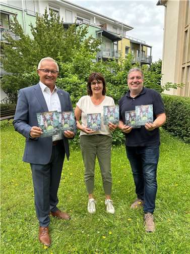 Landrat Achim Hallerbach freut sich gemeinsam mit der Geschäftsführerin des Naturparks Rhein-Westerwald, Irmgard Schröer, und dem Naturgenuss-Projektleiter der Wirtschaftsförderung-GmbH des Landkreises Neuwied, Jörg Hohenadl, über die gelungene neue Sortimentsbroschüre.  Foto: Thomas Herschbach