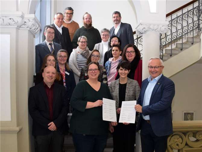 Landrat Achim Hallerbach freut sich mit allen Beteiligten, dass mit der Unterzeichnung der Kooperations- und Versorgungsvereinbarung des Gemeindepsychiatrischen Verbunds im Landkreis Neuwied jetzt ein weiterer wichtiger Schritt zur Verbesserung der Versorgung psychisch erkrankter Menschen im Landkreis Neuwied unternommen werden konnte.Foto: Silke Läufer-Hermann / Kreisverwaltung Neuwied