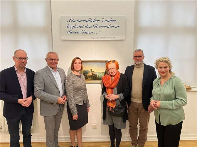 Landrat Achim Hallerbach freute sich gemeinsam mit dem Stiftungsvorstand mit Bernd Willscheid, Charlotte Fichtl-Hilgers und Ralph Schulte sowie Violinistin Ela Zagori aus der Kulturstadt Unkel ebenso über die gelungene künstlerische Premiere der neuen Direktorin des Roentgenmuseums, Jennifer Stein, wie über die beeindruckende Sonderausstellung „Werke aus der Sammlung Krüger- Zwischen Rheinromantik und Leipziger Schule“.  Foto: Thomas Herschbach