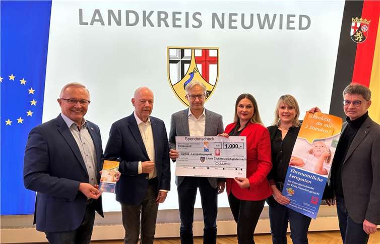 Landrat Achim Hallerbach freute sich über die Spende des Lions-Club Neuwied-Andernach mit Wolfgang Sulzbacher und Präsident Oliver Mühmel ebenso wie Olga Scott (Caritasverband Neuwied), Simone Höhner (Kreisjugendpflege) und Jürgen Ulrich (Leiter Kreisjugendamt Neuwied).  Foto: Thomas Herschbach