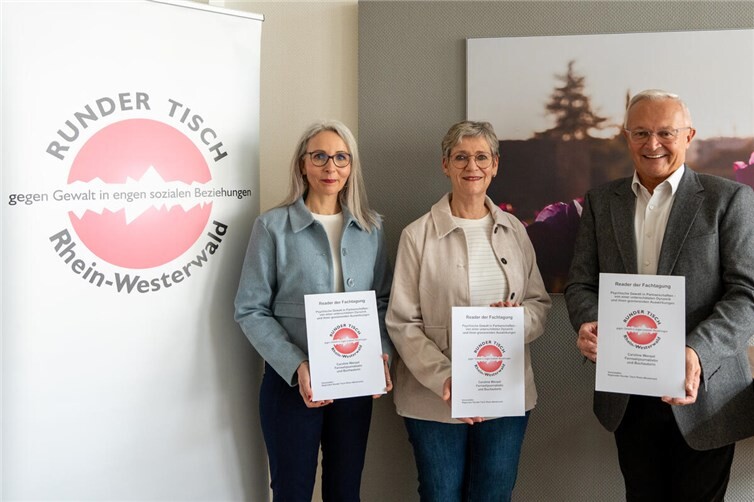 Landrat Achim Hallerbach freute sich, zusammen mit Bianca Westphal (links) und Dagmar Leimpeters den Reader der Fachtagung „Psychische Gewalt in Partnerschaften – von einer unterschätzten Dynamik und ihren gravierenden Auswirkungen“ präsentieren zu können.