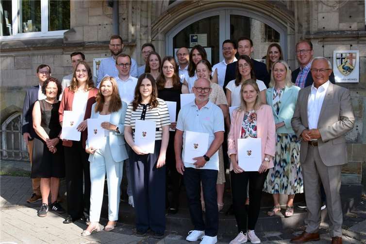 Landrat Achim Hallerbach gratuliert den Mitarbeiterinnen und Mitarbeitern der Kreisverwaltung Neuwied zu ihren verdienten Beförderungen und Ernennungen.Foto: Julia Hinz / Kreisverwaltung Neuwied